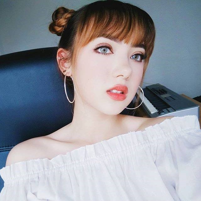 Hot girl Thai hat 'Beo dat may troi' bat ngo khoe anh mac ao dai hinh anh 2