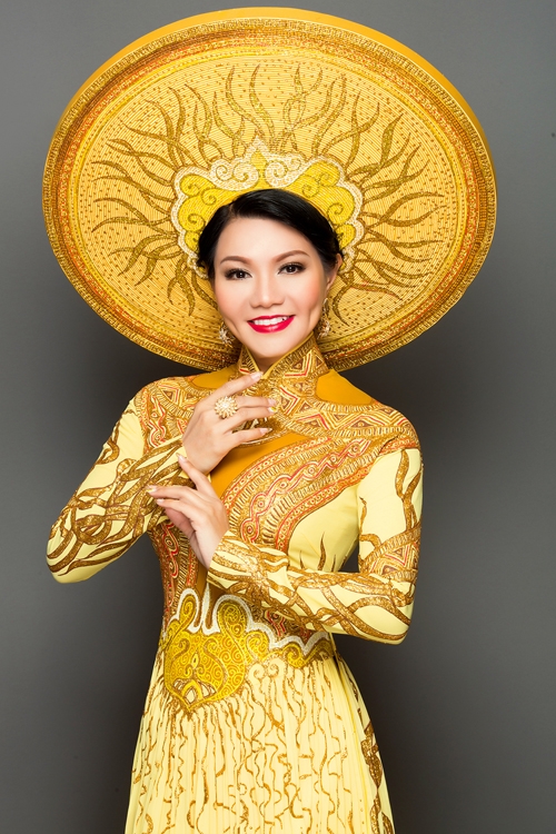 ngoc-huyen-dien-ao-dai-long-lay-doi-man-5-kg-lam-mau-anh-1