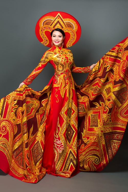ngoc-huyen-dien-ao-dai-long-lay-doi-man-5-kg-lam-mau-anh-3