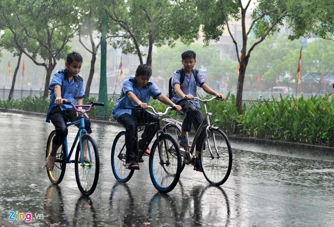 Sai Gon bat ngo mua trang troi kem sam set giua cao diem mua kho hinh anh 1