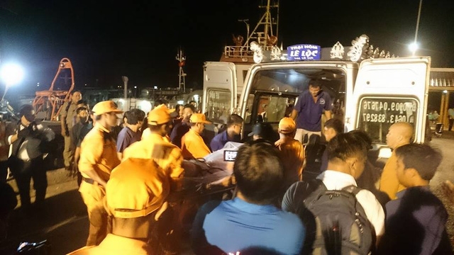 Thi thể thuyền viên đầu tiên được tìm thấy của tàu Hải Thành 26 được đưa vào bờ