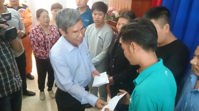 Tặng quà động viên và chia sẻ khó khăn với gia đình các thuyền viên mất tích