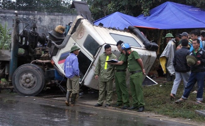 Di xem tai nan, 3 chu chau bi oto tong tu vong hinh anh 2