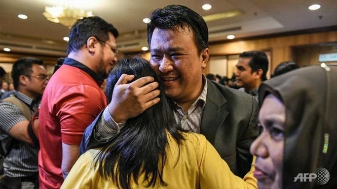 Cảnh tượng xúc động tại phi trường Kuala Lumpur khi 9 công dân Malaysia về nước /// AFP