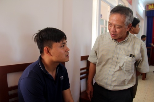 Đại diện công ty thăm hỏi sỹ quan boong Hoàng Tiến Khôi. Ảnh: Phước Tuấn