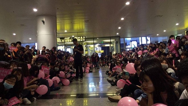 Ba thanh vien SNSD di cua VIP 'tranh mat' hang tram fan Viet hinh anh 2