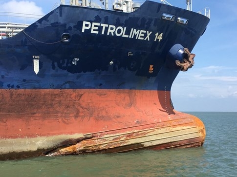 Cận cảnh tàu Petrolimex 14 sau vụ va chạm làm chìm tàu Hải Thành 29 - ảnh 2