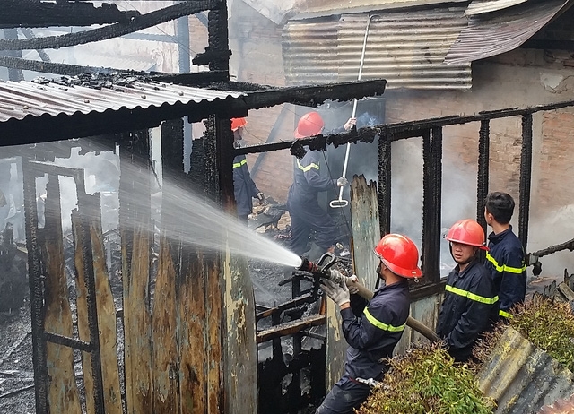  Lực lượng chức năng khống chế ngọn lửa ở nhà bên cạnh 