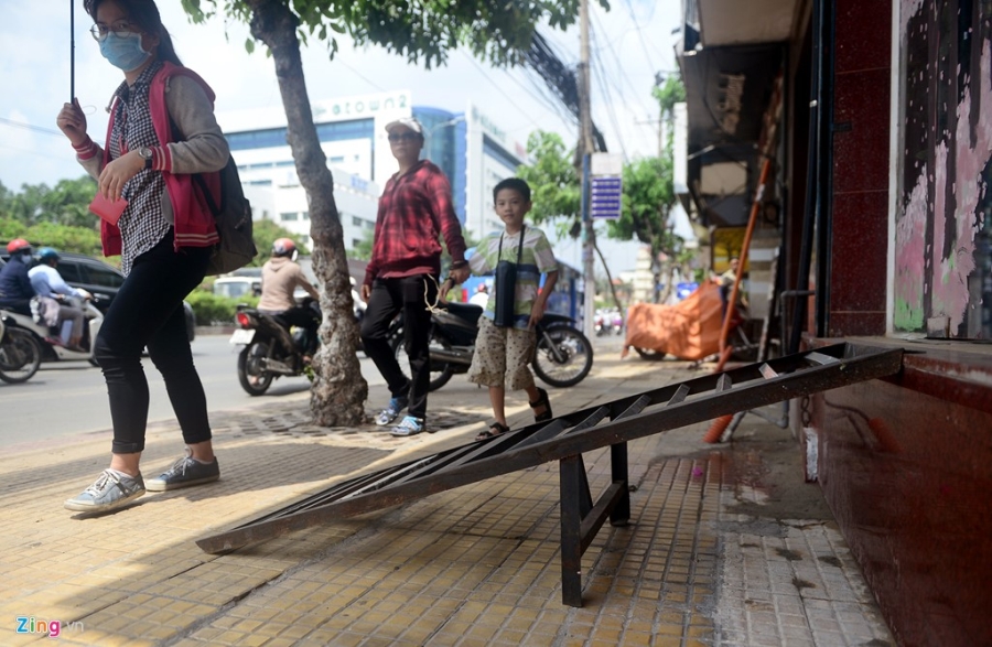 Cau dat xe banh truong tren via he Sai Gon hinh anh 3