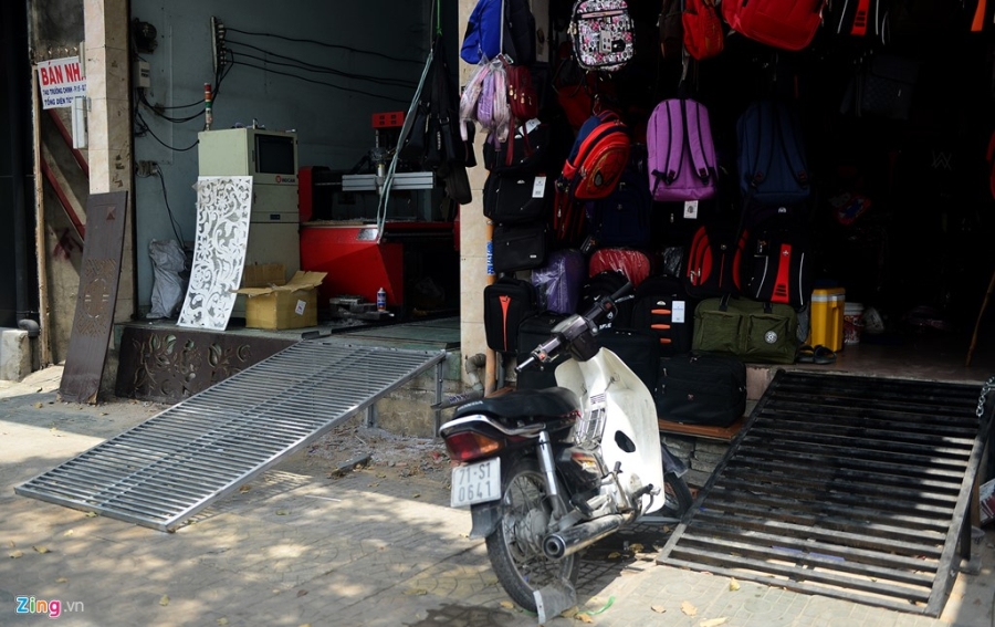 Cau dat xe banh truong tren via he Sai Gon hinh anh 4