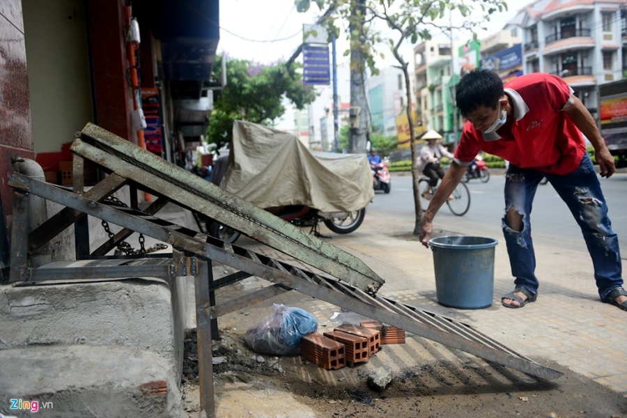 Cau dat xe banh truong tren via he Sai Gon hinh anh 5