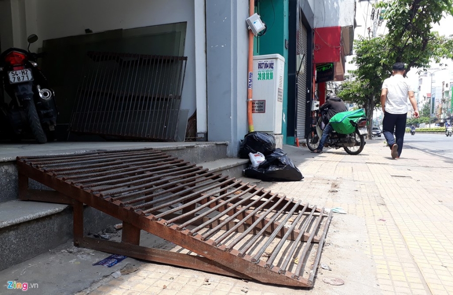 Cau dat xe banh truong tren via he Sai Gon hinh anh 9