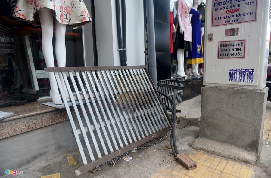 Cau dat xe banh truong tren via he Sai Gon hinh anh 10