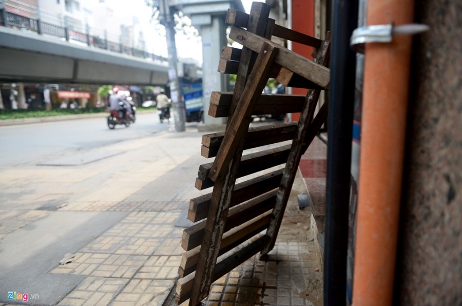 Cau dat xe banh truong tren via he Sai Gon hinh anh 11