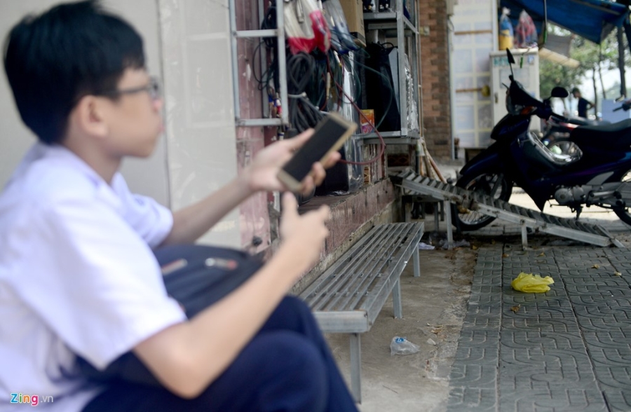 Cau dat xe banh truong tren via he Sai Gon hinh anh 12