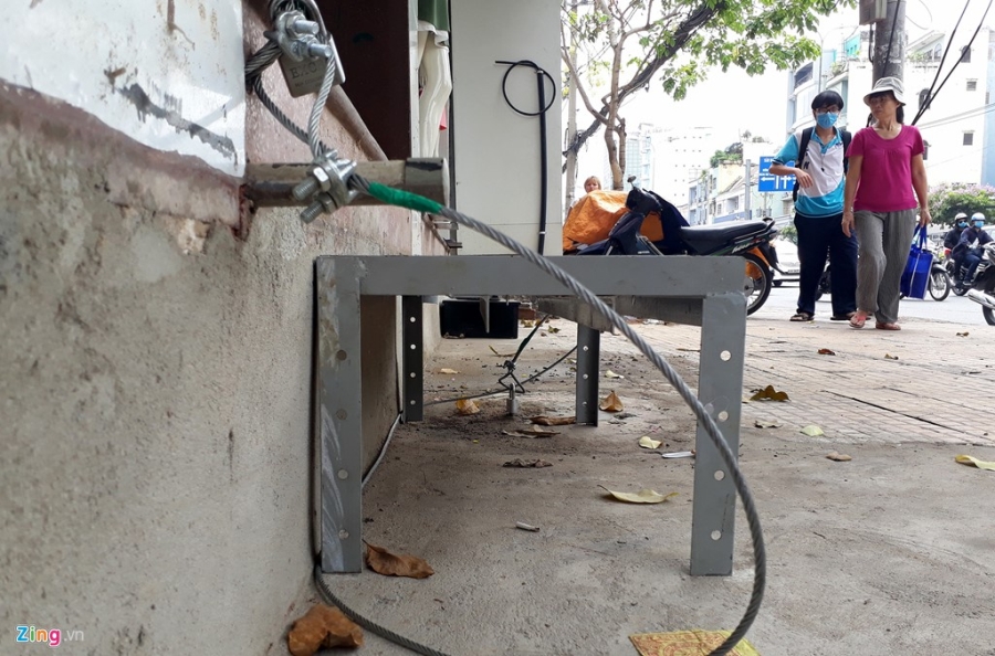 Cau dat xe banh truong tren via he Sai Gon hinh anh 13