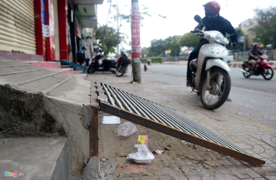 Cau dat xe banh truong tren via he Sai Gon hinh anh 14