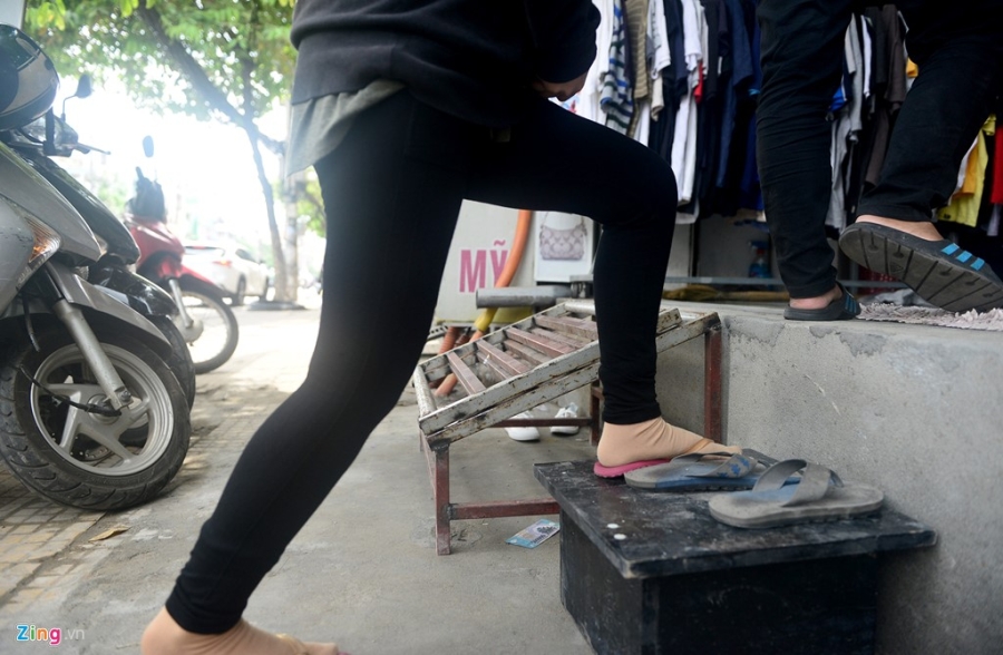 Cau dat xe banh truong tren via he Sai Gon hinh anh 15