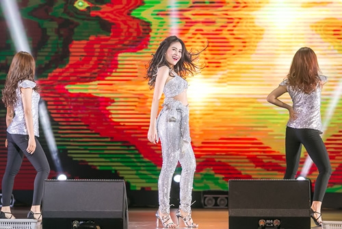hoang thuy linh gap su co trang phuc truoc ca ngan nguoi hinh anh 5