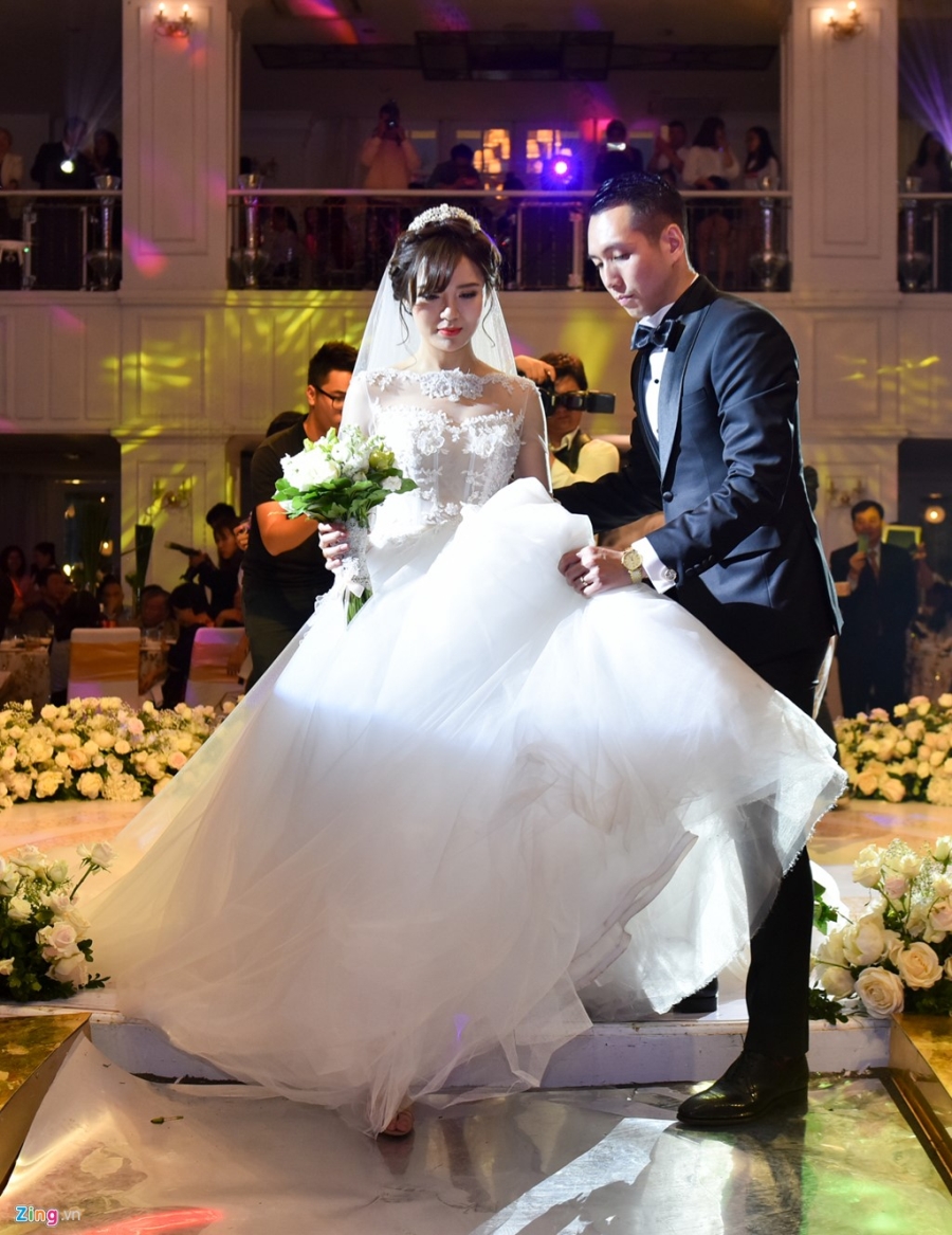 Hot girl Tu Linh rang ro ben chong trong ngay cuoi hinh anh 5