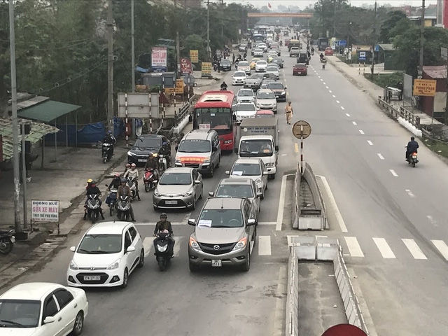  Dãy xe nối dài hai đầu cầu khiến cho giao thông ách tắc. 