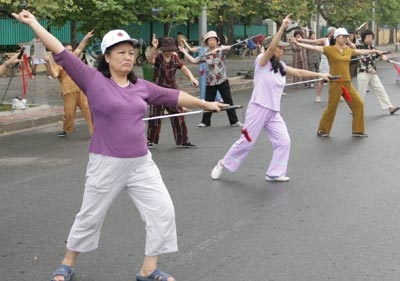 Tăng cường luyện tập thể dục, giữ tinh thần thoải mái giúp ngủ tốt hơn.