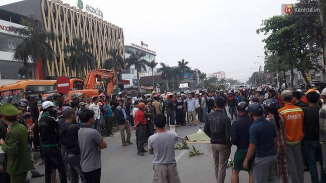 Nam thanh niên bị xe khách cán tử vong, người thân òa khóc nức nở - Ảnh 1.