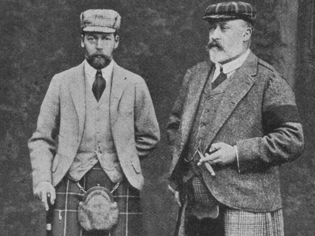 Vua Edward VII (trái) hồi năm 1901. Có thể thấy trong ảnh, ông không cài khuy cuối của áo chẽn.