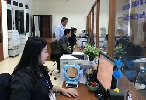 54% nguoi dan cho rang phai 'lot tay' moi xin vao duoc Nha nuoc hinh anh 1
