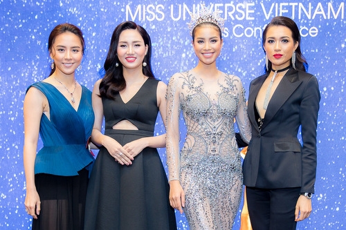 Thiên Lý bên các người đẹp vào top 3 Hoa hậu Hoàn vũ Việt Nam 2015 - từ phải sang - Á hậu 2 Lệ Hằng, Hoa hậu Phạm Hương và Á hậu 1