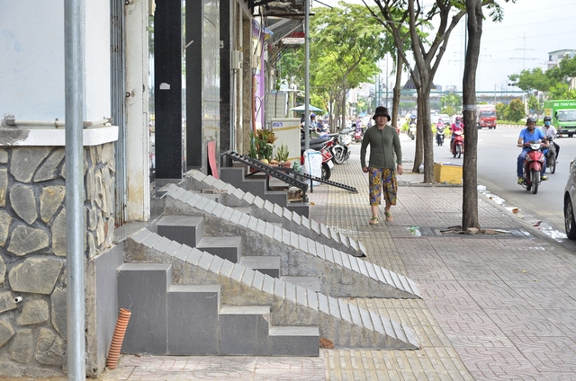 Bậc tam cấp tự chế lấn chiếm vỉa hè Phạm Văn Đồng nhưng không thấy lãnh đạo địa phương xử lý