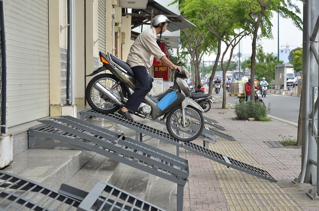 Những bậc tam cấp doi ra chiếm hết lối đi dành riêng cho người khiếm thị