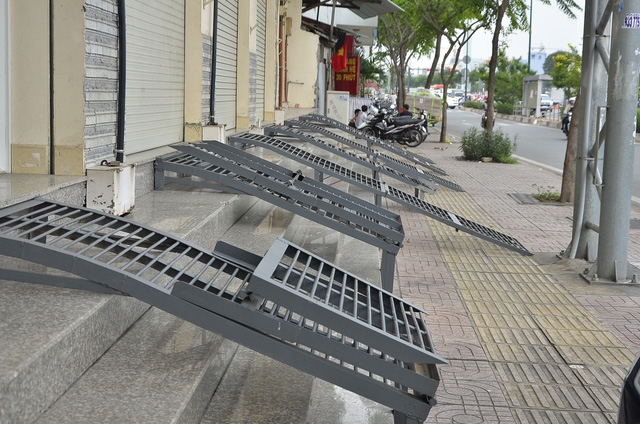  Theo thiết kế thì sau mỗi lần dắt xe ra hoặc vào nhà thì người dân sẽ gấp bậc tam cấp này lại để trả vỉa hè cho người đi bộ nhưng nhiều người cố tình quên 
