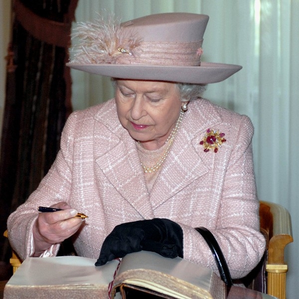 Nữ hoàng Anh Elizabeth chỉ dùng một màu sơn móng tay kể từ năm 1989, giá của lọ sơn cũng rẻ bất ngờ so với đẳng cấp của nhân vật đứng đầu Hoàng gia Anh, hãy cùng khám phá…