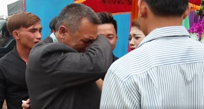 Clip cha khoc nuc no khi tien con gai ve nha chong hinh anh 2