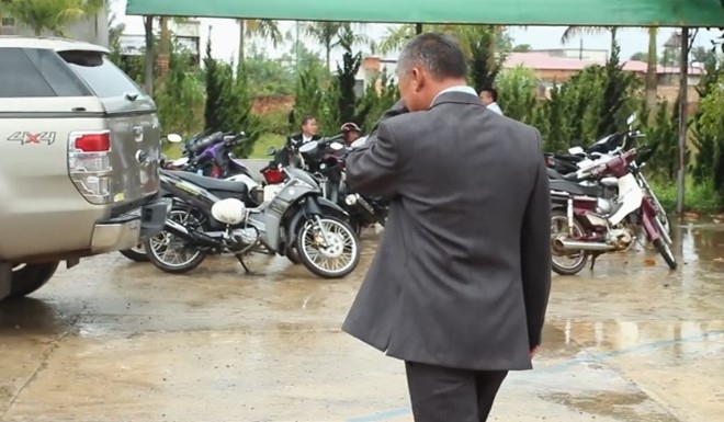 Clip cha khoc nuc no khi tien con gai ve nha chong hinh anh 3