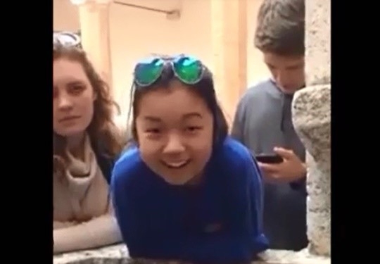 Co gai 'gay bao' mang khi khoe giong cao vut ben mieng gieng hinh anh 1