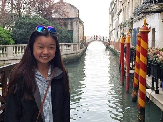 Co gai 'gay bao' mang khi khoe giong cao vut ben mieng gieng hinh anh 4