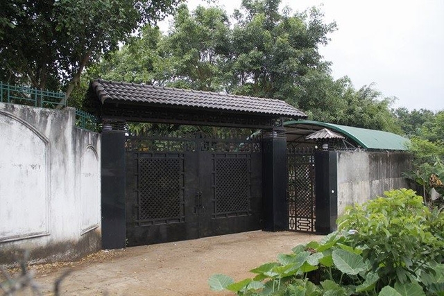  Cửa ra vào khu nhà khóa kín mít 