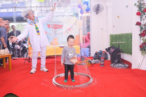 ngoc-thach-mung-sinh-nhat-2-tuoi-cho-con-trai-o-khach-san-5-sao-8