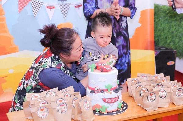 ngoc-thach-mung-sinh-nhat-2-tuoi-cho-con-trai-o-khach-san-5-sao-10