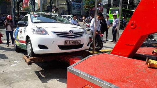  Lực lượng trật tự đô thị tháo niêm phong, không cẩu về trụ sở đối với một chiếc xe taxi do xe đậu trong phần đất của cây xăng. 