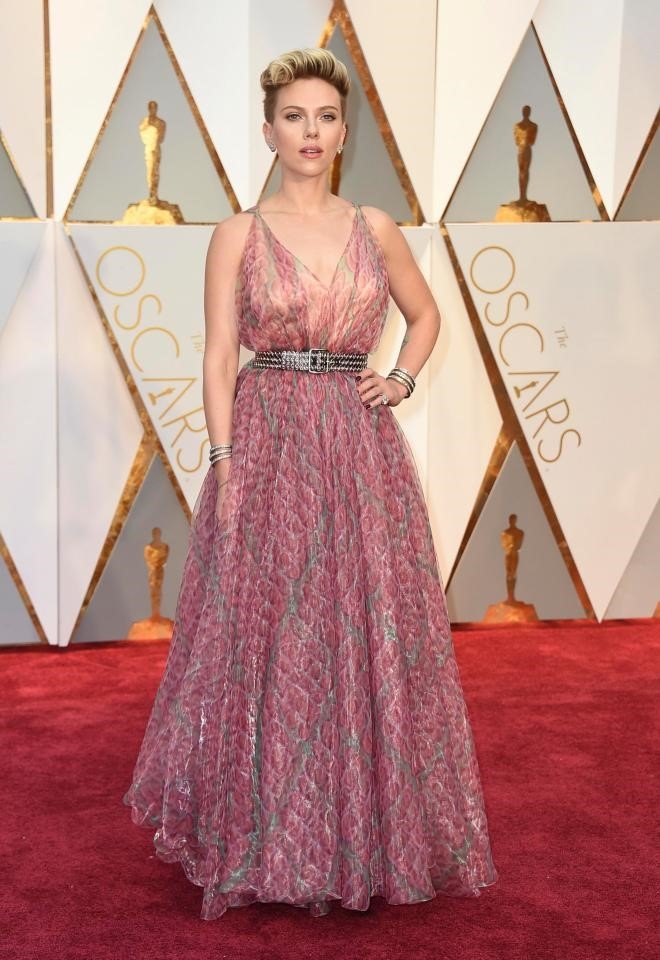 Thoi trang giau nhuoc diem cua my nhan nong bong Scarlett Johansson hinh anh 8