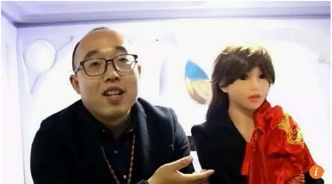 Anh chàng kỹ sư Trung Quốc ‘cưới’ robot làm vợ vì quá ế - ảnh 2