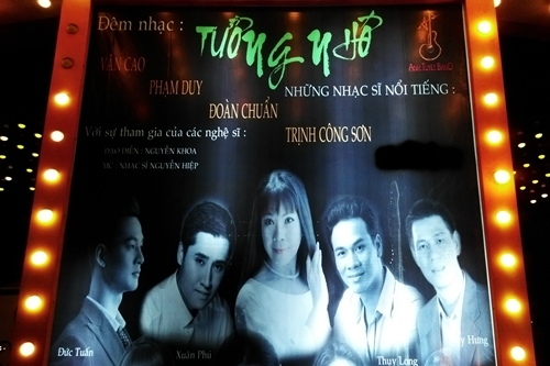Poster quảng bá đêm nhạc Tưởng nhớ bị xóa tên cố nhạc sĩ Nguyễn Ánh 9 ở vùng màu đen.
