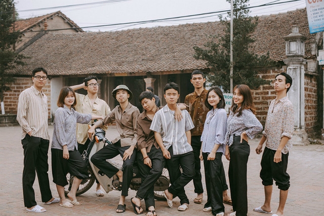 Thời kỳ bao cấp không còn là thước phim xa lạ với nhiều người vì những mốc lịch sử đáng nhớ, các sự kiện đặc biệt đã được ghi dấu trong ống kính của nhiều nhiếp ảnh gia nước ngoài. Thế nhưng với tình yêu nhiếp ảnh, nhóm bạn trẻ này vẫn quyết tâm tái hiện tại khung cảnh chân thực của làng quê Việt Nam của một thời để nhớ.