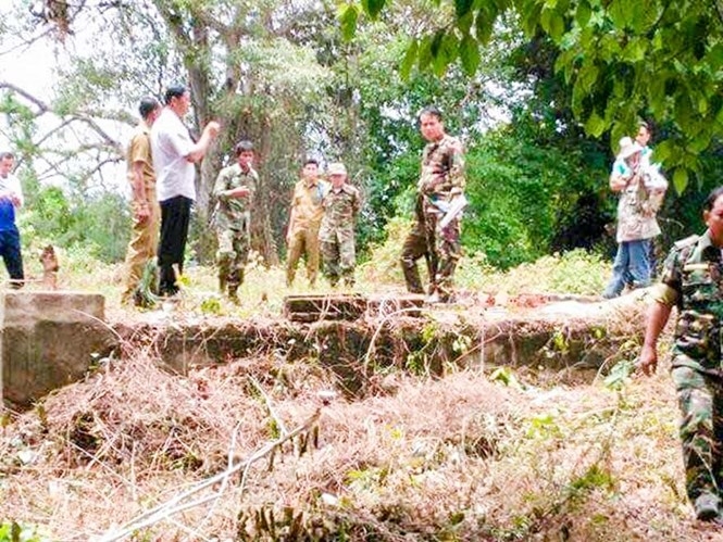 Các lực lượng Lào và Campuchia tranh cãi ở biên giới /// Ảnh: Chụp màn hình Khmer Times
