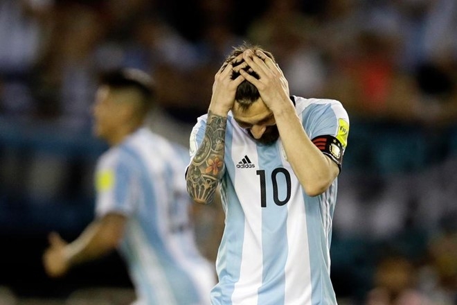 Chinh phu Argentina cu diep vien theo doi Messi hinh anh 1
