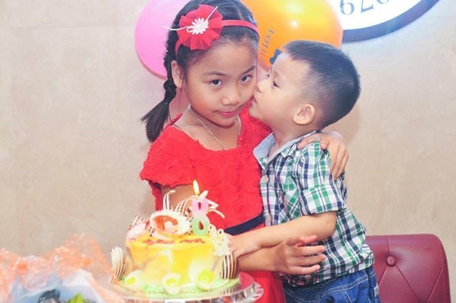 Clip be gai 10 tuoi day em hoc tieng Anh khien dan mang thich thu hinh anh 2