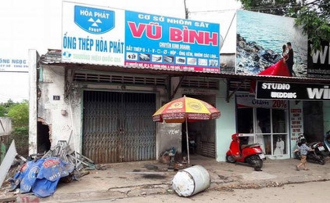 Hai nguoi bi thuong vi thung phuy phat no khi dang cua hinh anh 1